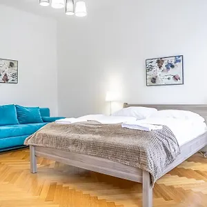 Comfortable 2br Apt, Near Wiener Stadthalle Bécs